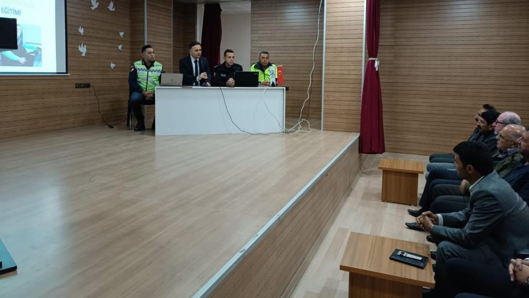 İlçe Milli Eğitim Müdürümüz Ahmet TUNÇ Başkanlığında Taşımalı Servis Şoförlerine Yönelik Toplantı Yapıldı.