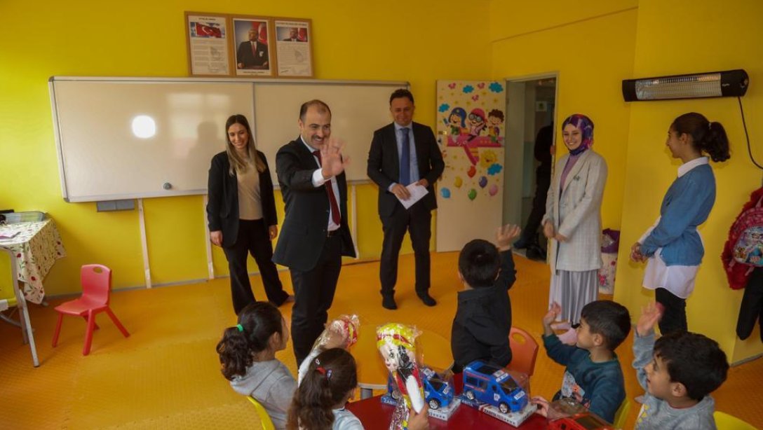 Kaymakamımız Sayın Mustafa ÇELİK ve Milli Eğitim Müdürümüz Ahmet TUNÇ İlçemiz Okullarını Ziyaret Etti