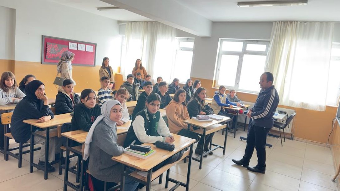 İlçe Milli Eğitim Müdürümüz Sn. İsmet SAMSA Cumhuriyet Ortaokulunda Yapılan Destekleme Yetiştirme Kursunu Denetledi.